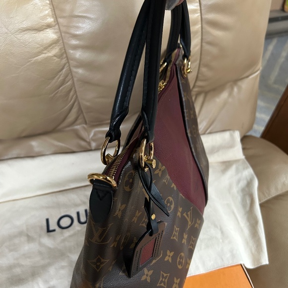 FULL INCLUSION 🔥🔥Stunning Louis Vuitton V tote  in monogram/Merlot - Picture 14 of 15